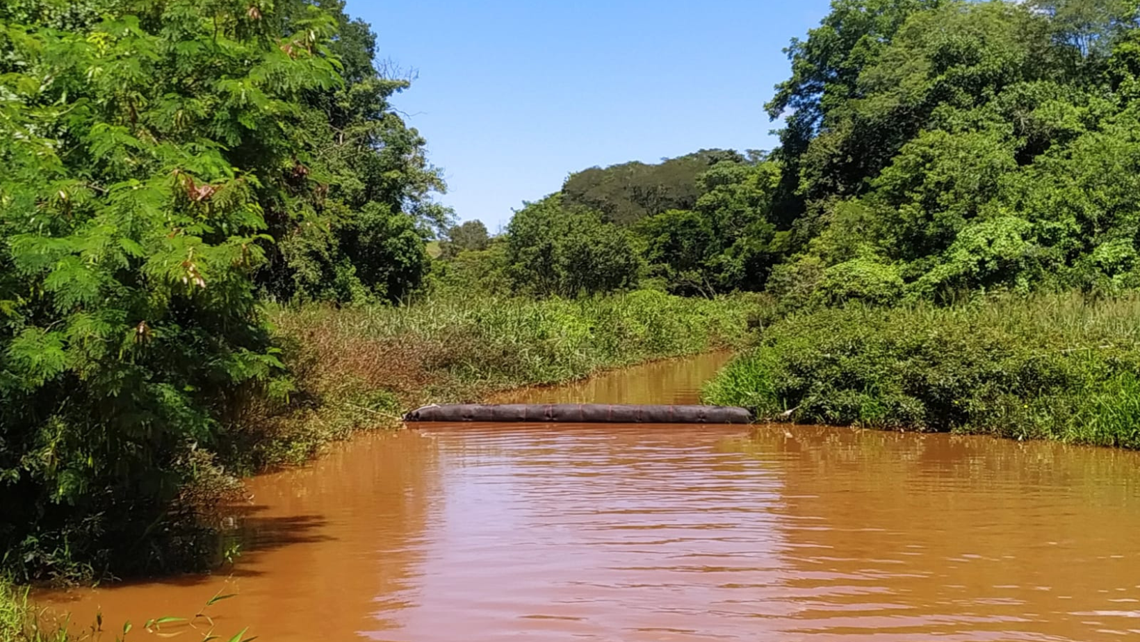 SAMAE instala ecobarreira para evitar passagem de lixo flutuante no Ribeirão Jacutinga