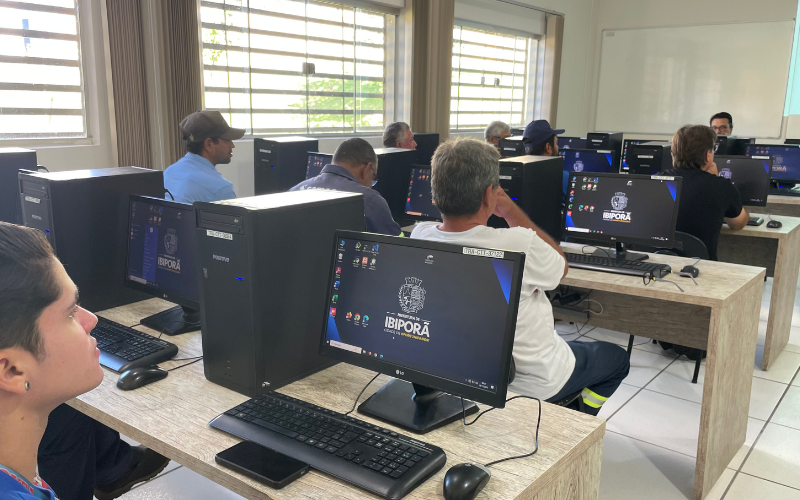 Servidores do setor operacional do SAMAE passam por treinamento com foco nas pessoas