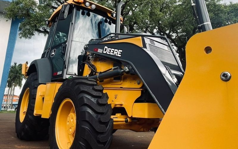 SAMAE de Ibiporã adquire nova retroescavadeira para as agilizar as operações