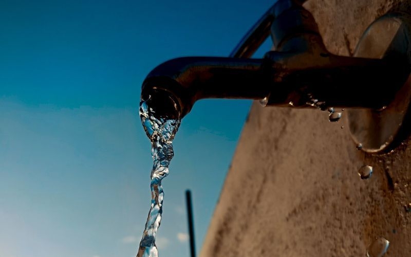 Prazo para religação de água em caso de inadimplência é de até 24 horas após o pagamento