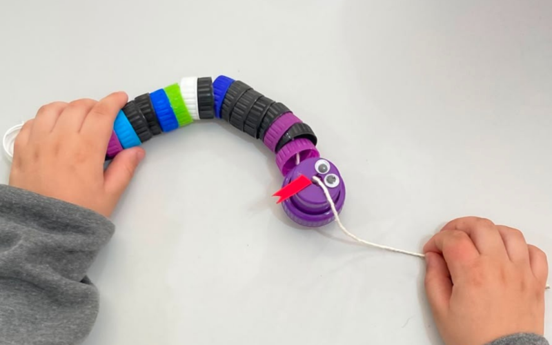 Samae promove oficina de montagem de brinquedos com material reciclável em escolas de Ibiporã